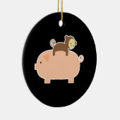 Baby aap Achterwaarts gericht op een varken Keramisch Ornament (Rechts)