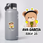 Baby Beer Bijenkostume School Bottle Sticker<br><div class="desc">Deze schattige vinylsticker is ontworpen voor een schoolfles voor studenten. Plaats deze sticker op het schoolflesje van je kind voor de look en zorg ervoor dat je hem nooit kwijt zult raken. Met de combinatie van beer en bijen is het schattig en functioneel!</div>