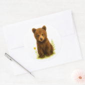 Baby Beer Cub in de wilde bloemen Ronde Sticker (Envelop)