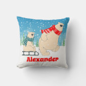 Baby Beer op slee in wintersneeuw een feestelijke  Kussen (Voorkant)
