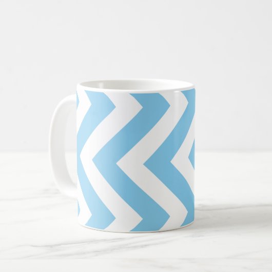 Baby Blauw en Wit Groot Verticaal Chevron Patroon Koffiemok (Voorkant links)