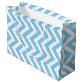 Baby Blauw en Wit Grote Grootte Verticale Chevron Groot Cadeauzakje (Achterkant Gekanteld)