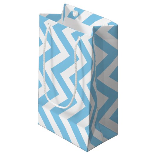 Baby Blauw en Wit Grote Grootte Verticale Chevron Klein Cadeauzakje (Voorkant Gekanteld)