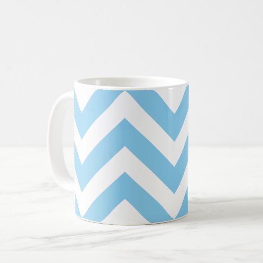 Baby Blauw en Wit Grote Horiz. Chevron Patroon Koffiemok (Voorkant links)