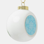 Baby blauw en wit Kerstmis Sneeuwvlokken patroon Keramische Bal Ornament (Links)
