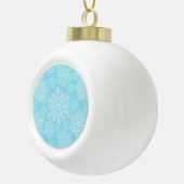 Baby blauw en wit Kerstmis Sneeuwvlokken patroon Keramische Bal Ornament (Rechts)