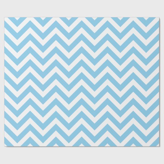 Baby Blauw en Wit Medium Size Chevron Stripes Cadeaupapier (Vlak)
