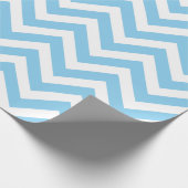 Baby Blauw en Wit Medium Size Chevron Stripes Cadeaupapier (Hoek)