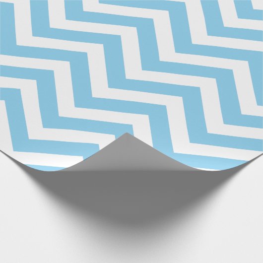 Baby Blauw en Wit Medium Size Chevron Stripes Cadeaupapier (Hoek)