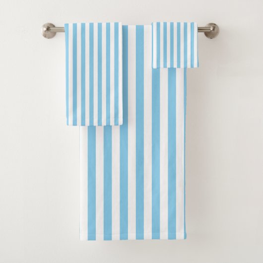 Baby Blauw en Wit Medium Size Verticale Stripes Bad Handdoek (Insitu)