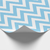 Baby Blauw en Wit Medium Verticale Chevron Cadeaupapier (Hoek)
