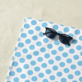Baby Blauw op Witte Middelgrote Grootte Polka Dots Strandlaken (In situ)