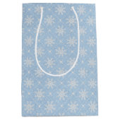 Baby Blauw Wit Sneeuwvlok Kerstpatroon Medium Cadeauzakje (Voorkant)