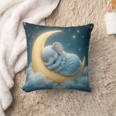 Baby blauwe olifant slaapt op een halve maan kussen (Deken)