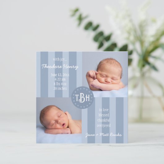 Baby Blauwe Streep Monogram Geboorte Aankondiging (Staand voorkant)