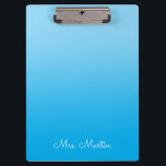 Baby Blue Azure Gradient Gepersonaliseerde Leraar Klembord<br><div class="desc">Een minimalistisch ontwerp met een licht babyblauw tot levendig azuurblauw ombre op een klembord dat past bij uw klassikale inrichting. Dit ontwerp kan worden aangepast voor haar kleine bedrijf of huis kantoor decor. Pas de moderne kalligrafiestijl aan om uw eigen gepersonaliseerde tekstontwerp te creëer. Als u hulp nodig hebt bij...</div>