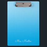 Baby Blue Azure Gradient Gepersonaliseerde Leraar Klembord<br><div class="desc">Een minimalistisch ontwerp met een licht babyblauw tot levendig azuurblauw ombre op een klembord dat past bij uw klassikale inrichting. Dit ontwerp kan worden aangepast voor haar kleine bedrijf of huis kantoor decor. Pas de moderne kalligrafiestijl aan om uw eigen gepersonaliseerde tekstontwerp te creëer. Als u hulp nodig hebt bij...</div>