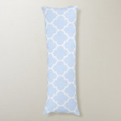 Baby Blue en White Modern Quatrefoil Patroon Lichaamskussen (Voorkant Verticaal)