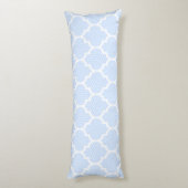 Baby Blue en White Modern Quatrefoil Patroon Lichaamskussen (Achterkant (Verticaal))