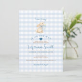 Baby Blue Gingham Bunny Baby Shower Invitation Kaart (Staand voorkant)