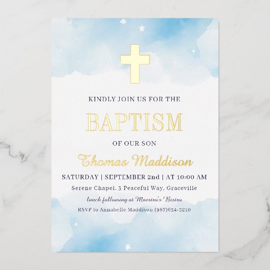 Baby Blue Waterverf Clouds Gold Cross Doop Folie Uitnodiging (Voorkant)