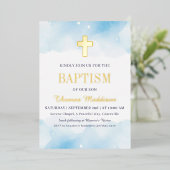 Baby Blue Waterverf Clouds Gold Cross Doop Folie Uitnodiging (Staand Voorkant)