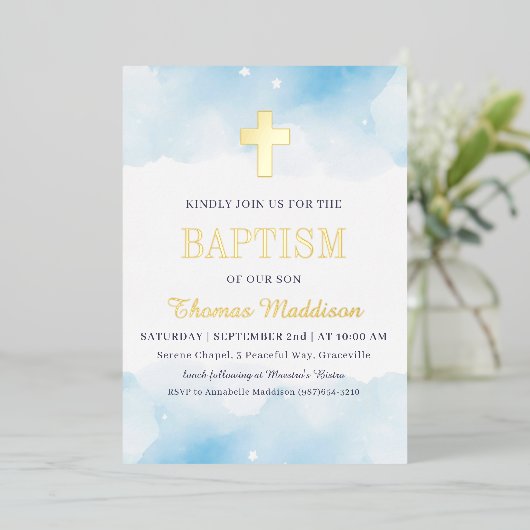 Baby Blue Waterverf Clouds Gold Cross Doop Folie Uitnodiging (Staand Voorkant)