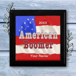 Baby Boomer Cadeaudoosje<br><div class="desc">Baby Boomer geschenkdoos van ArtMuvz Illustration. Bijpassende Verjaardagscadeaus, T-shirts, Verjaardagsfeestkleding voor verjaardagsjongen en verjaardagsmeisje. Verjaardagskleding, T-shirts en verrassingsverjaardagsfeestgeschenken.Vier uw verjaardag in stijl! Het gedurfde en kleurrijke verjaardagsontwerp zal zeker hoofden draaien en je in de verjaardagsgeest brengen! Of je het nu op je eigen verjaardagsfeestje draagt of gewoon je verjaardagscadeau wilt...</div>