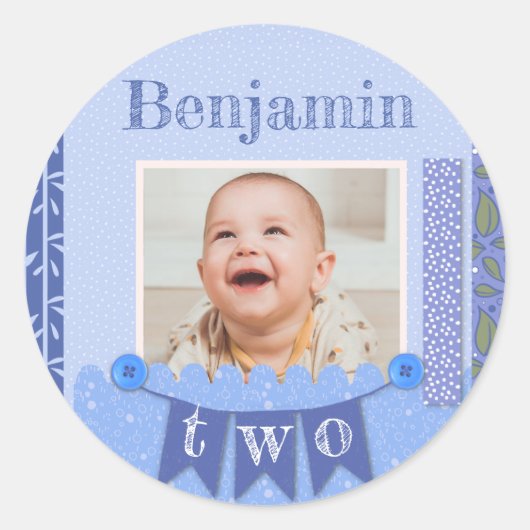 Baby Boy 2e Verjaardag Blauwe Scrapbook Ronde Sticker (Voorkant)