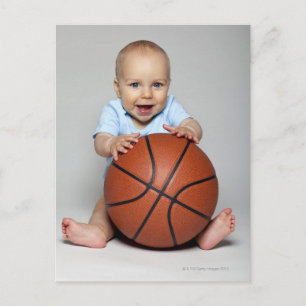 Baby boy (6-9 maanden) met basketbal, briefkaart