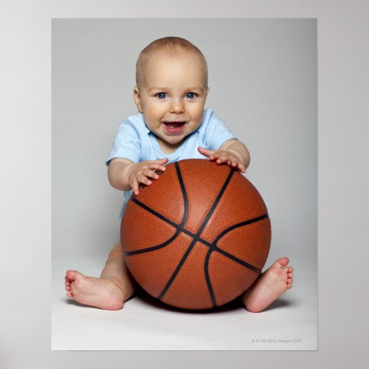 Baby boy (6-9 maanden) met basketbal, poster (Voorkant)