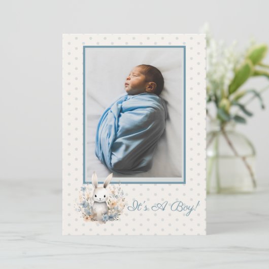 Baby Boy Blauw Konijn en Bloemen Baby Geboorte Aankondiging (Staand voorkant)