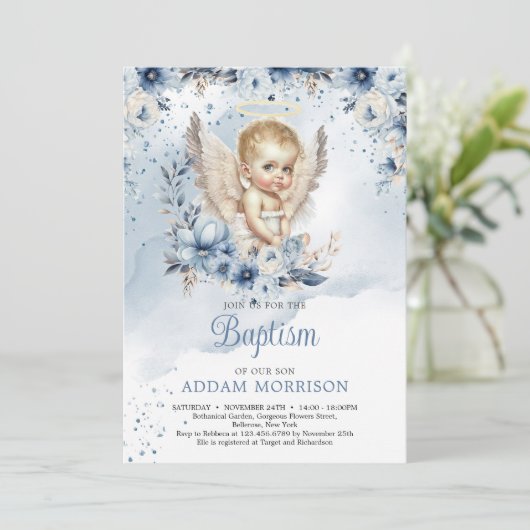 Baby boy engel en stoffige blauwe bloemenkrans kaart (Staand voorkant)