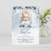 Baby boy engel en stoffige blauwe bloemenkrans kaart (Staand voorkant)