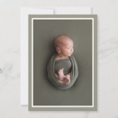 Baby Boy Foto Collage Olive Green Monogram Birth Aankondiging (Achterkant)