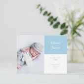 Baby Boy Foto Modern Elegant Script Blauw Geboorte Aankondigingskaart (Staand voorkant)
