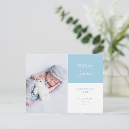 Baby Boy Foto Modern Elegant Script Blauw Geboorte Aankondigingskaart (Staand voorkant)