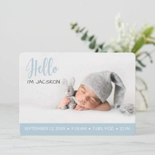 Baby boy hallo deklaag foto modern pastelblauw aankondiging (Staand voorkant)
