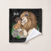 Baby boy hugging a cute lion Handdoek (Wasdoekje)