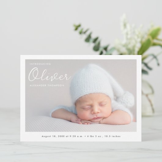 Baby Boy Photo Modern Naam Script Geboorte Aankondiging (Staand voorkant)