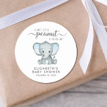 Baby Boy Shower Cute Elephant Ronde Sticker<br><div class="desc">Kute stickers voor je baby boy douche favors en correspondentie met "A Sweet Little Peanut is On his Way", geschreven in een mix van zachte grijze typografie en een stijlvol script, en een pastelblauwe waterverf van een baby olifant. Pas de naam van de moeder aan de dag en de douchecedatum...</div>