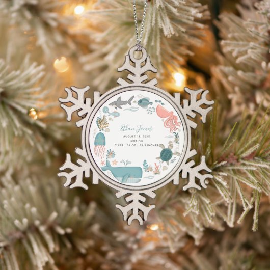 Baby Boy under the Zee Birth Stats Keepomwille Tin Sneeuwvlok Ornament (Boom)