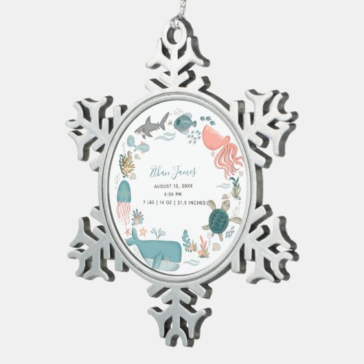 Baby Boy under the Zee Birth Stats Keepomwille Tin Sneeuwvlok Ornament (Rechts)