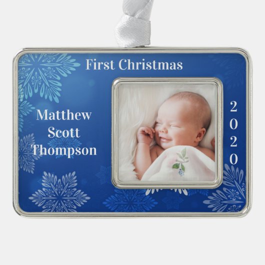 Baby Boy's eerste kerstfoto Jaar Blauw Verzilverd Omlijst Ornament (Voorkant)