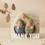 Baby cadeaudriplets Dank je pasgeboren Baby shower Bedankkaart<br><div class="desc">De Triplets van de Gift van de baby Dank u Nieuwgeboren Baby shower Dank u Kaarten kenmerkt uw favoriete foto met de tekst "Dank u"in elegant modern wit manuscript op de voorzijde en een extra foto en uw gepersonaliseerd bericht op het omgekeerde. Personaliseer door de tekst in de verstrekte tekstvakjes...</div>