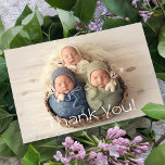 Baby cadeaudriplets Dank je pasgeboren Baby shower Bedankkaart<br><div class="desc">De Triplets van de Gift van de baby Dank u Nieuwgeboren Baby shower Dank u Kaarten kenmerkt uw favoriete foto met de tekst "Dank u"in elegant modern wit manuscript op de voorzijde en een extra foto en uw gepersonaliseerd bericht op het omgekeerde. Personaliseer door de tekst in de verstrekte tekstvakjes...</div>