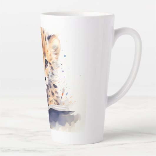 Baby Cheetah Reader Latte Mok (Rechts)