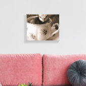 Baby Chick in een Teacup Canvas Afdruk (Insitu (Woonkamer))