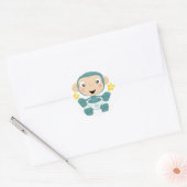 baby chimp met bloemen ronde sticker (Envelop)