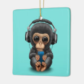 Baby chimp met hoofdtelefoon en mobiele telefoon keramisch ornament (Links)